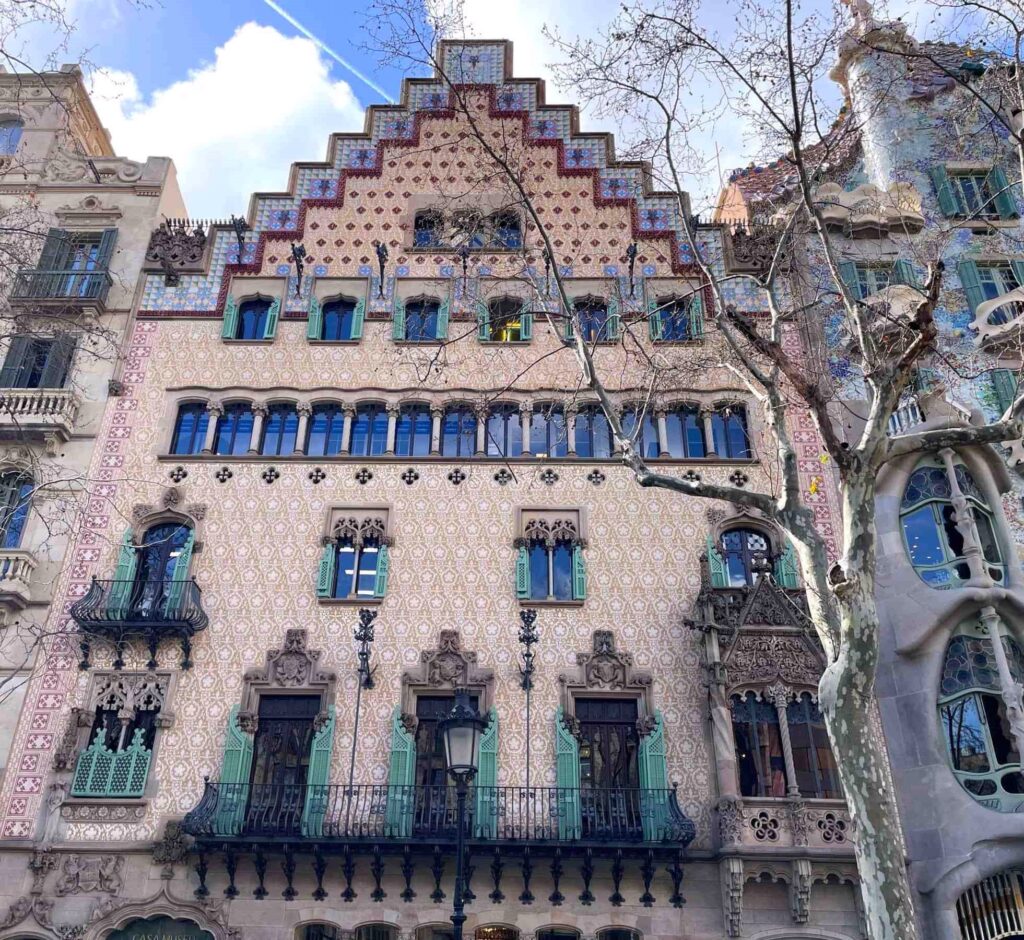 MODERNISME A BARCELONA. Cases singulars